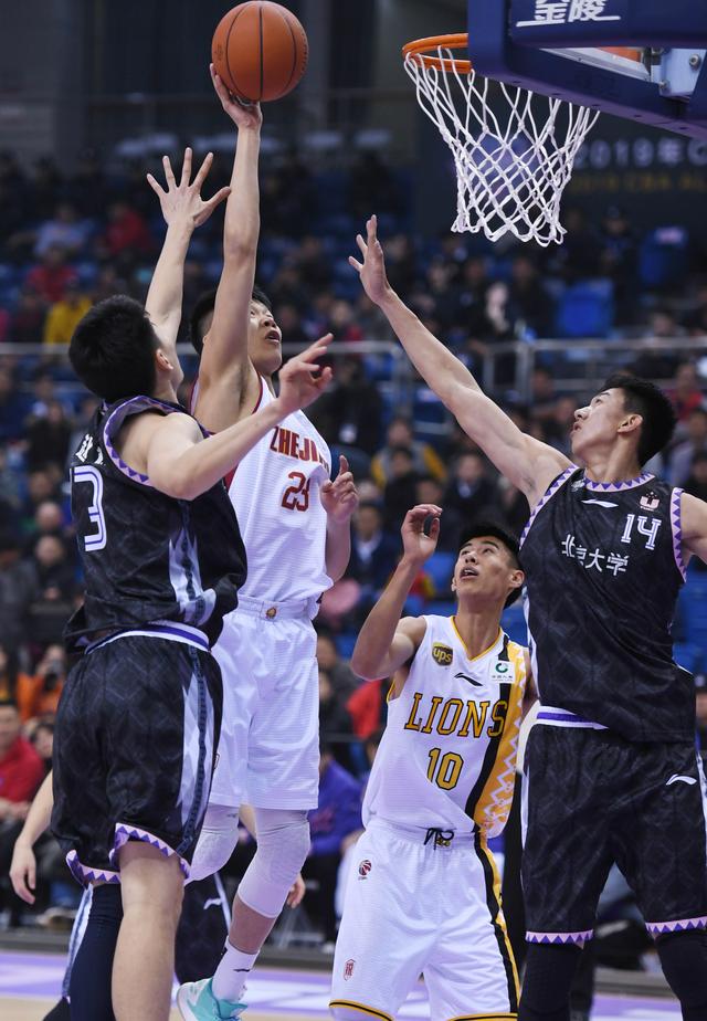 德州游骑兵队王牌投手德格罗姆（Jacob deGrom）2025 年复出后投球时速仍达 100 哩